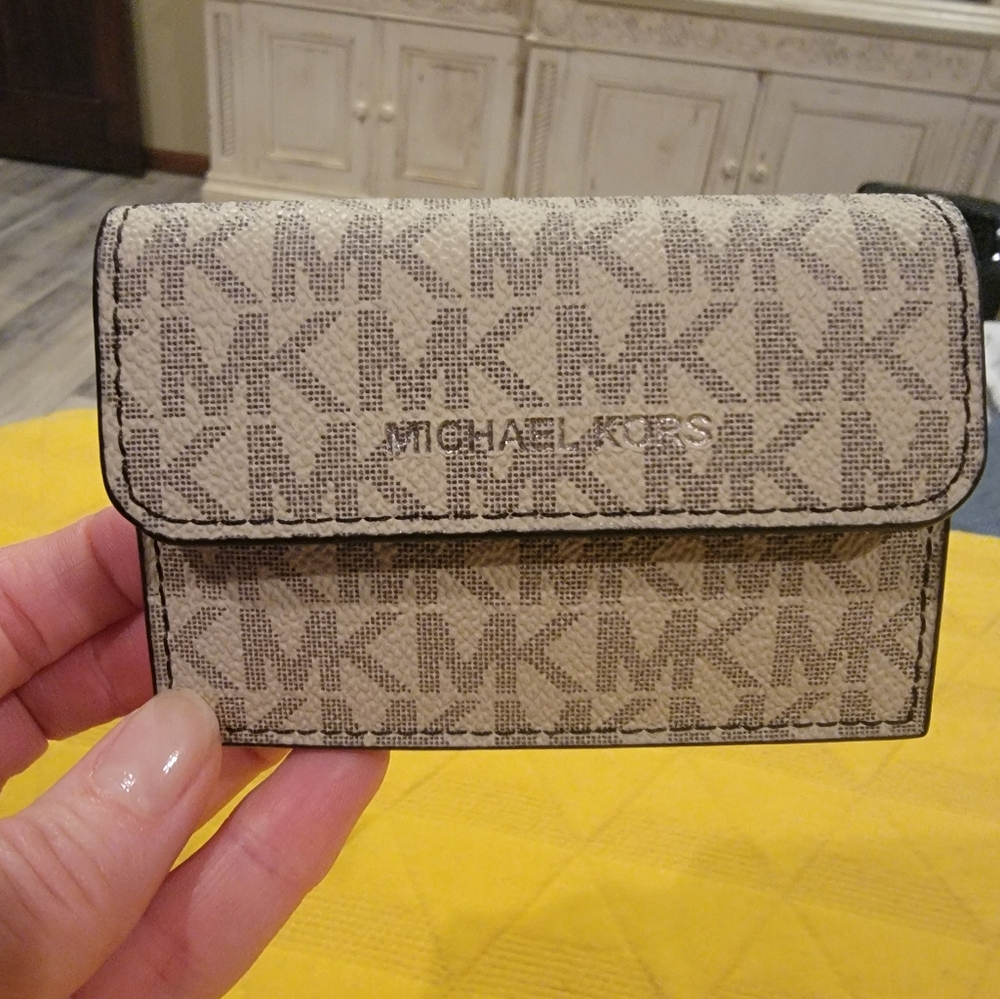 Michael Kors mens Wallet. Accordion card case.